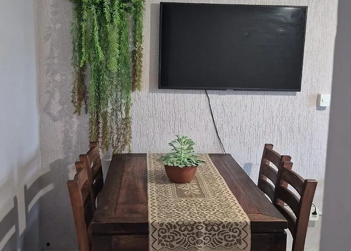 Apartamento Com Varanda Ampla, Garagem Rotativa, A Poucos Metro Da Praia